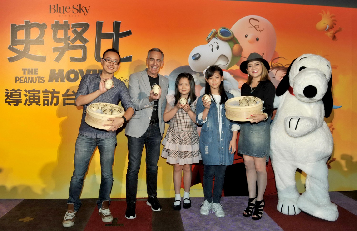 【史努比The_Peanuts_Movie】導演訪台記者會_王彩樺與兩位女兒獻上台灣特製史努比造型饅頭.jpg