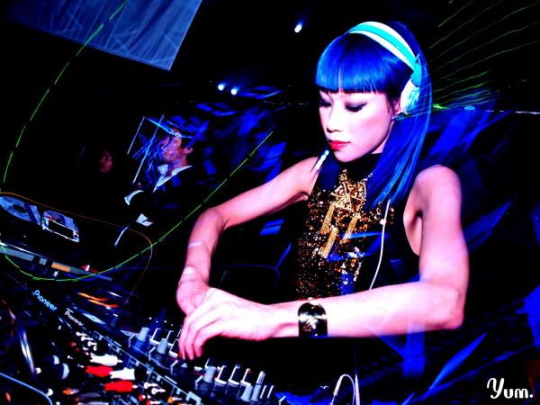 【改燥】來自日本的奇女子Yulia「號稱日版Lady_Gaga」才華爆棚！音樂DJ、服裝設計、專欄寫作._._(12)_.jpg