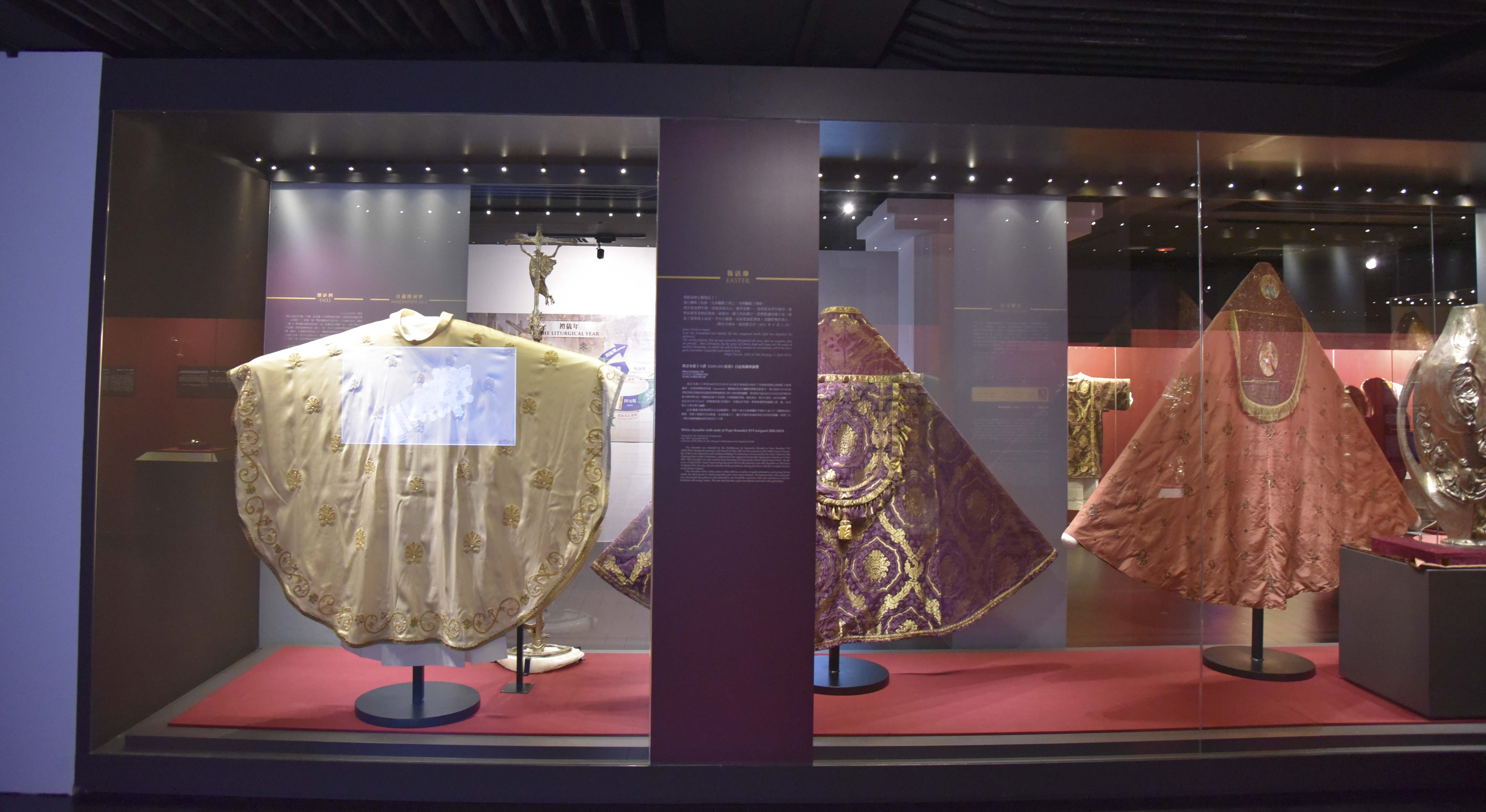 《天國的寶藏－教廷文物特展》_梵蒂岡教宗華美祭衣與冠冕_故宮看得到9.JPG