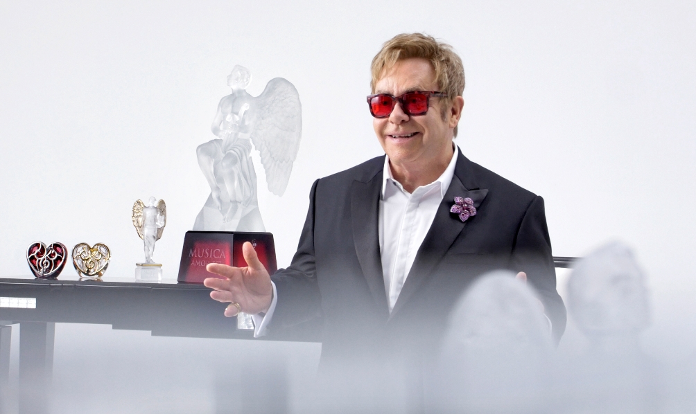 英國歌手艾爾頓強攜手法國水晶品牌LALIQUE打造「愛之天使」_義賣水晶雕刻抗愛滋8.JPG