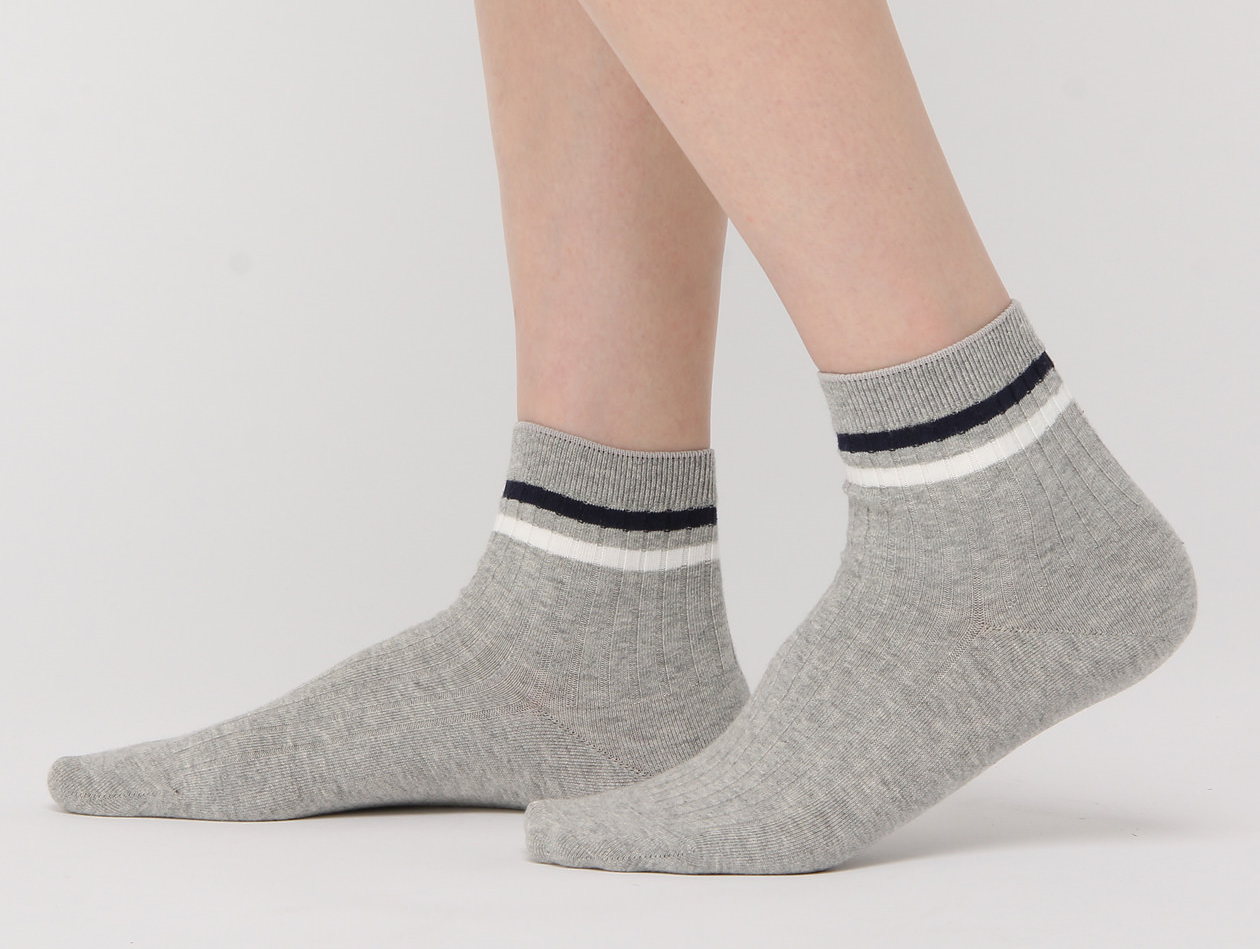 女有機棉混織線螺紋直角短襪，130元：腳尖部分使用平整的縫合車工，不會產生不適感的舒適設計。可更加貼合雙腳且不易滑脫。_(2).jpg.png