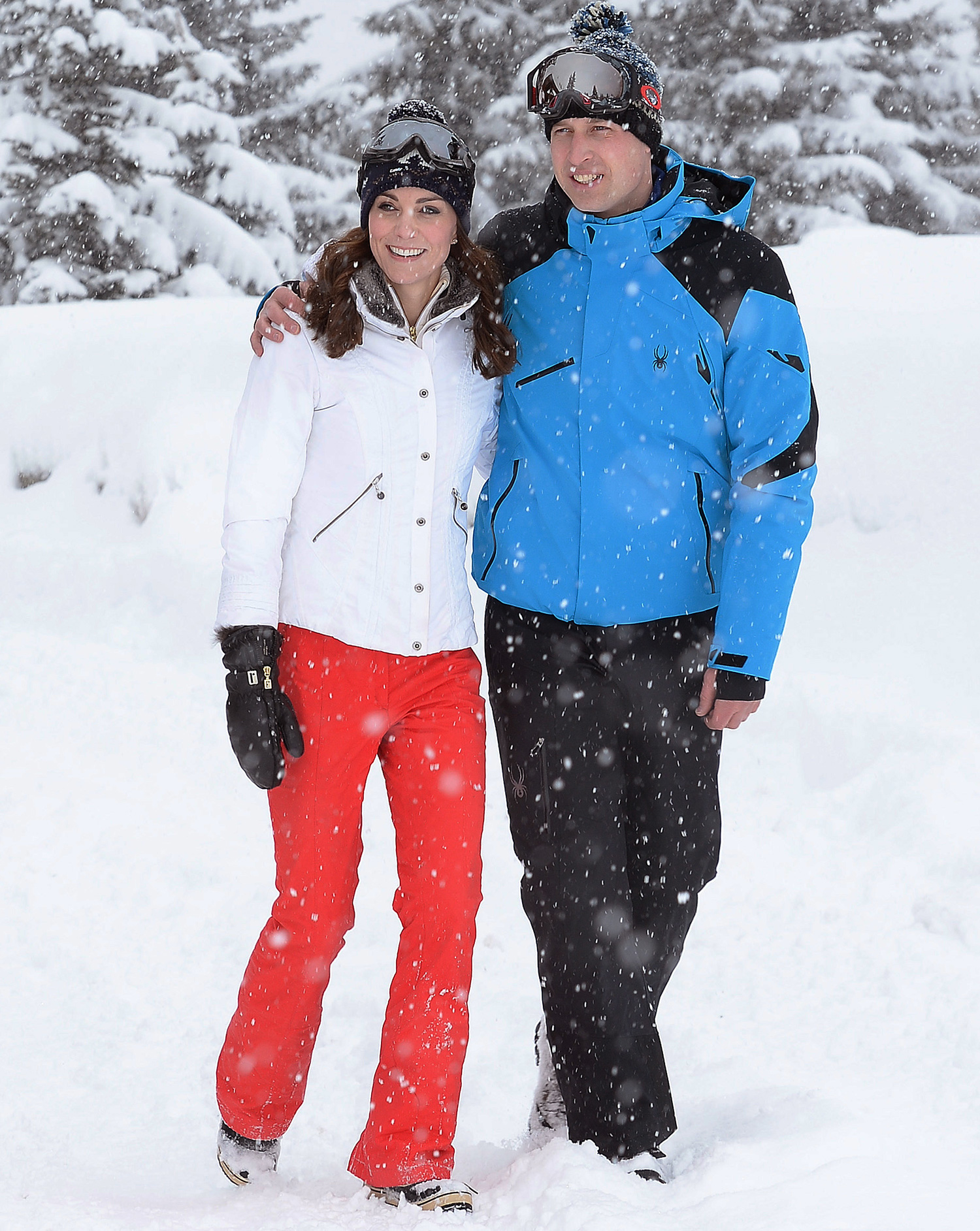 威廉凱特法國阿爾卑斯度假_夏綠蒂小公主、喬治王子玩雪初體驗1.jpg