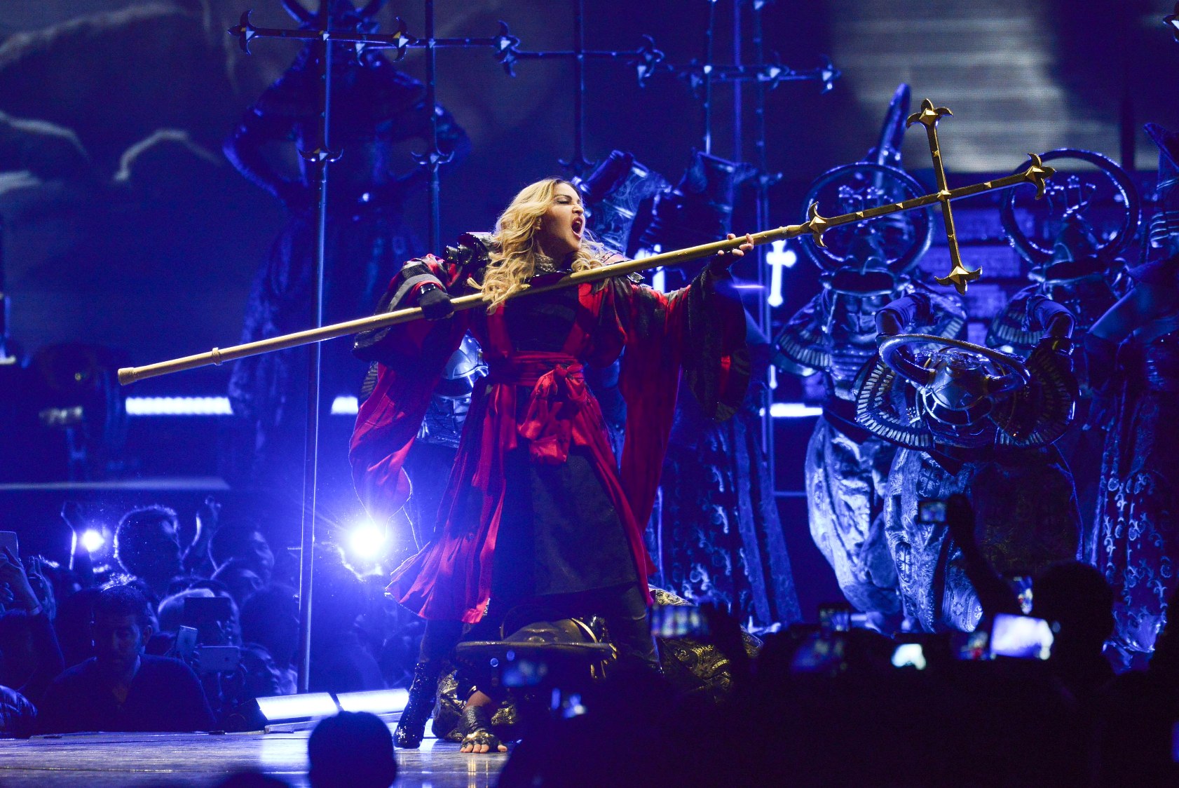 瑪丹娜首度來台遇強震_《心叛逆》演唱會為台灣災民祈福1.jpg
