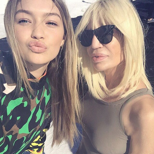 Karlie_Kloss、Gigi_Hadid拍攝Versace秋冬形象樂當媽　網友抱怨畫面實在「太過夢幻」_(10).jpg