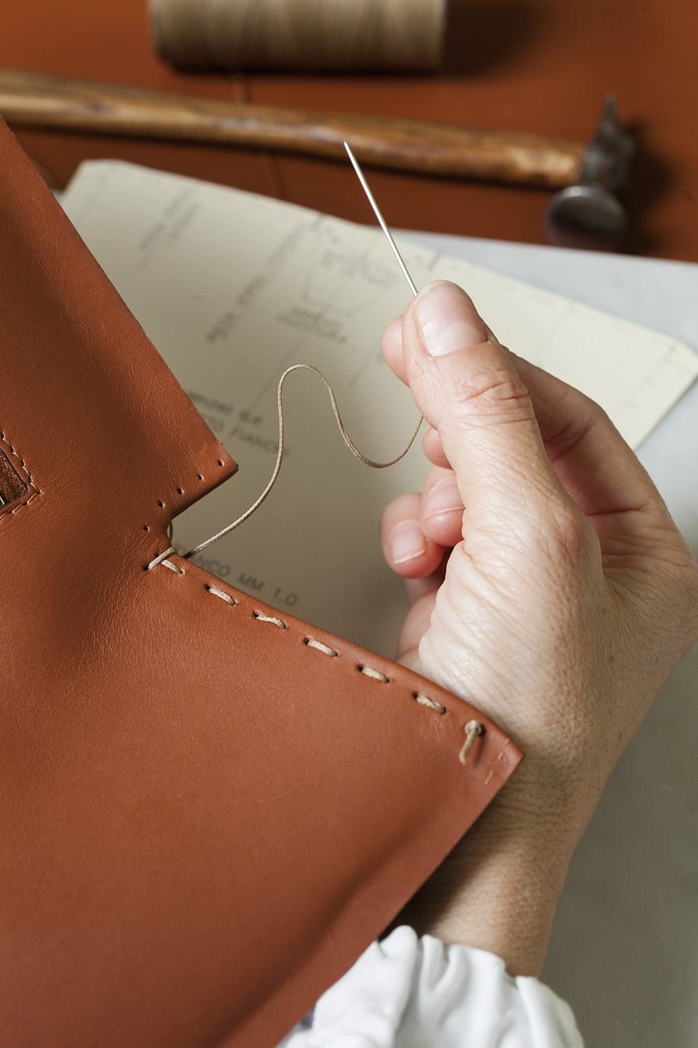 05_Peekaboo_90_Years_making_of_leather_stitching.jpg