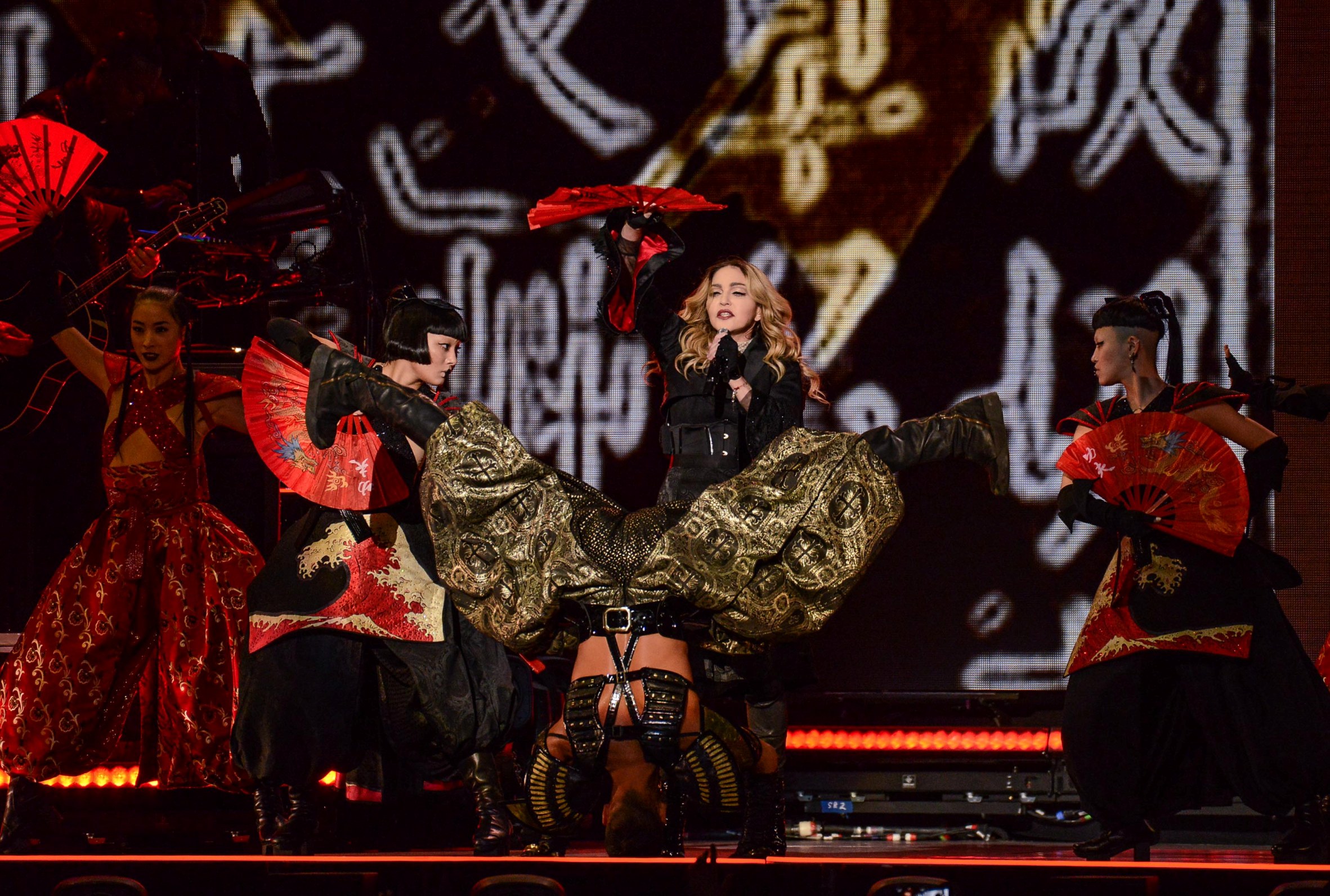 瑪丹娜首度來台遇強震_《心叛逆》演唱會為台灣災民祈福3.jpg