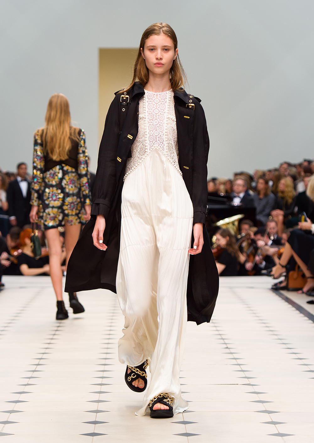 Burberry_Womenswear_S_S16_Collection_-_Look_49.jpg