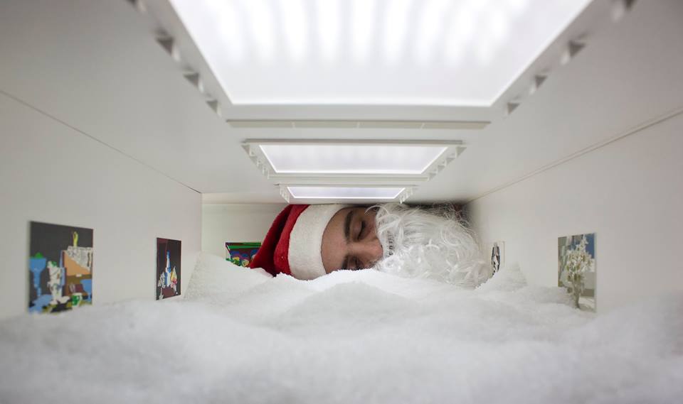 去年12月，聖誕老人和白雪降臨「薩奇美術館」，藝術家親自變裝扮演。_圖　取自Facebook。.jpg