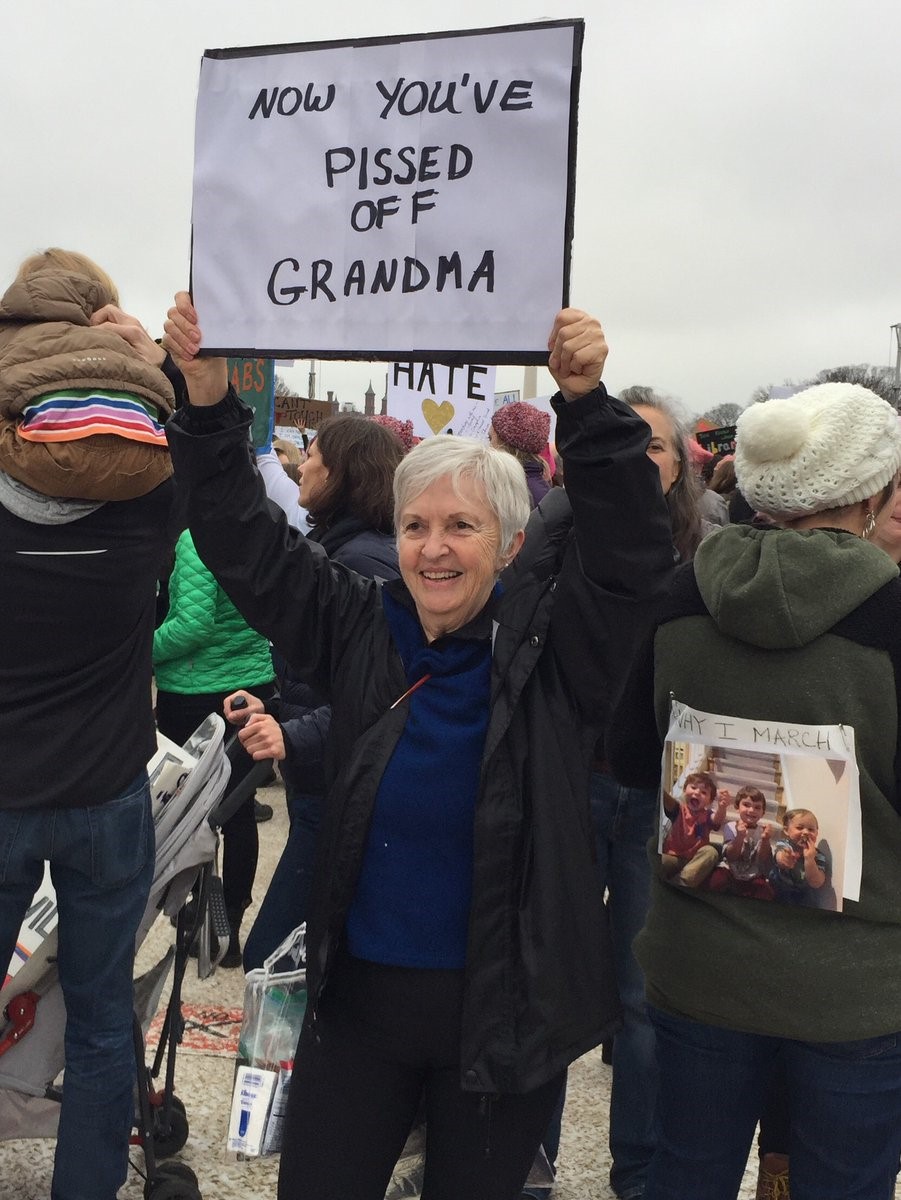 女性大遊行抗議標語「祖母被你惹毛了」。圖取自Twitter。.jpg