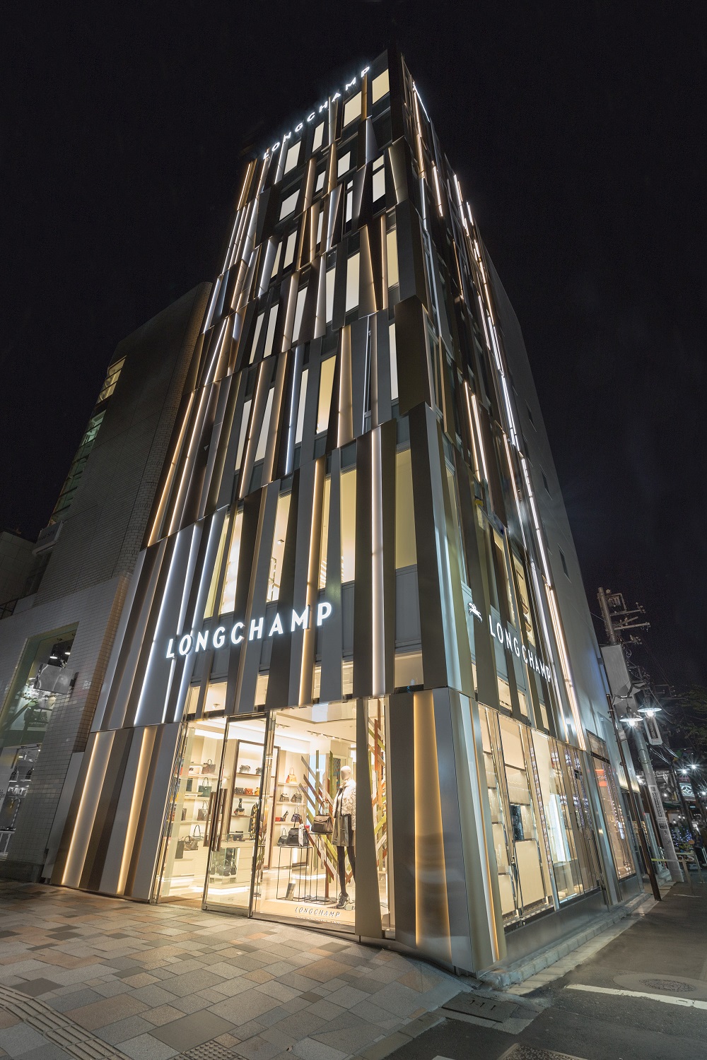夜晚時分，Longchamp表參道旗艦店建築外部不規則的直線燈光輕輕地閃爍、躍動，為城市帶來生命力(2).jpg