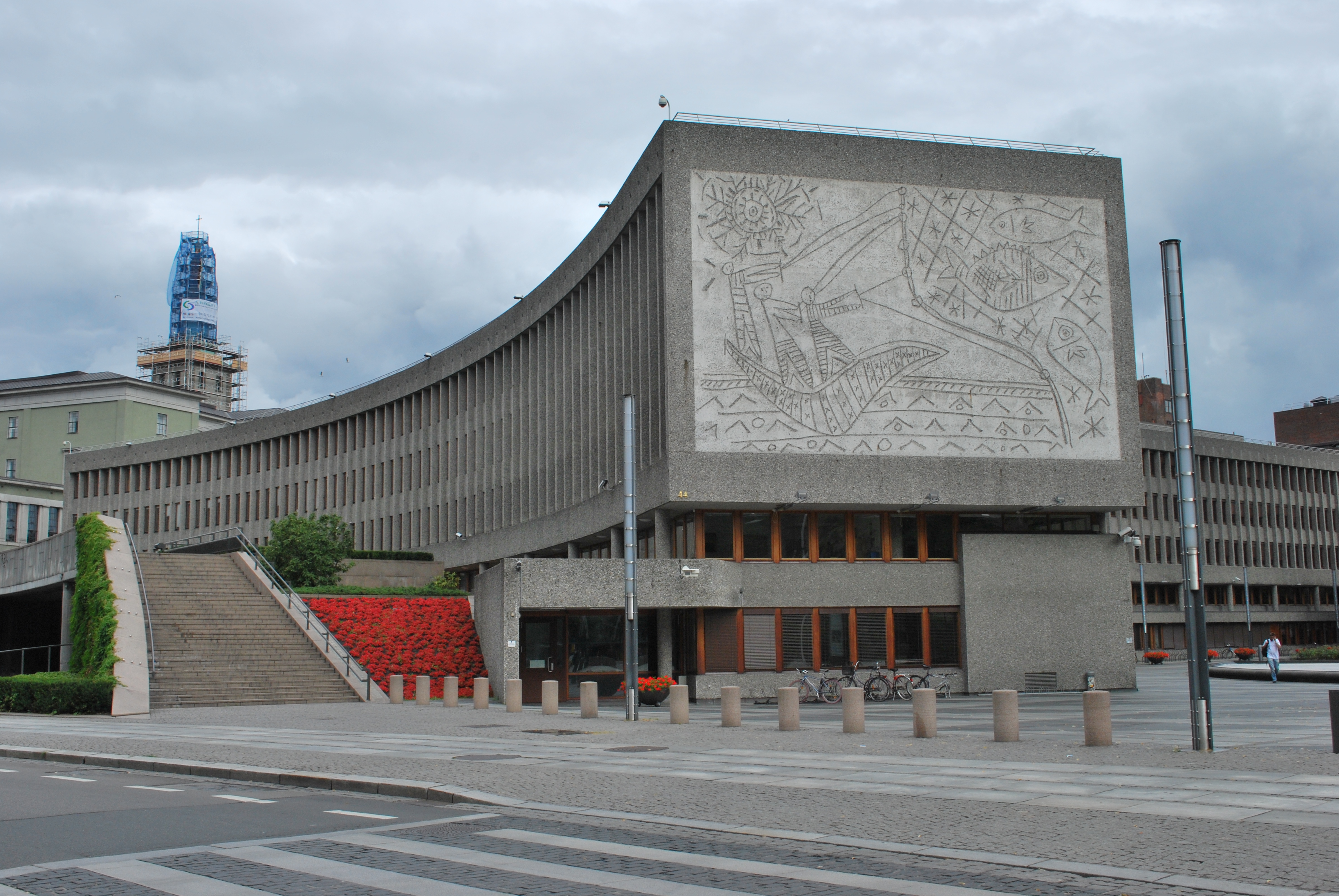 挪威政府大樓「Y大廈」。圖取自Wikipedia。.jpg