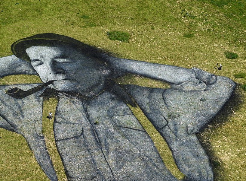 爺爺在瑞士山上睡著了！1萬平方公尺超大草地壁畫三周後自然消失？！_(3).jpg