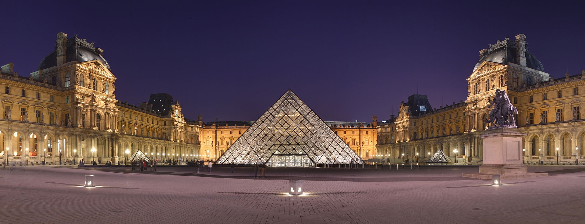 巴黎羅浮宮前的玻璃金字塔原貌。圖取自Wikipedia。.jpg