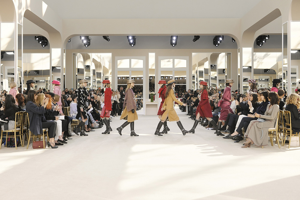 【2016巴黎時裝週】逗趣表情符號隱身Chanel設計_卡爾拉格斐回應即看即買：「不要只是講廢話！」_(25).jpg