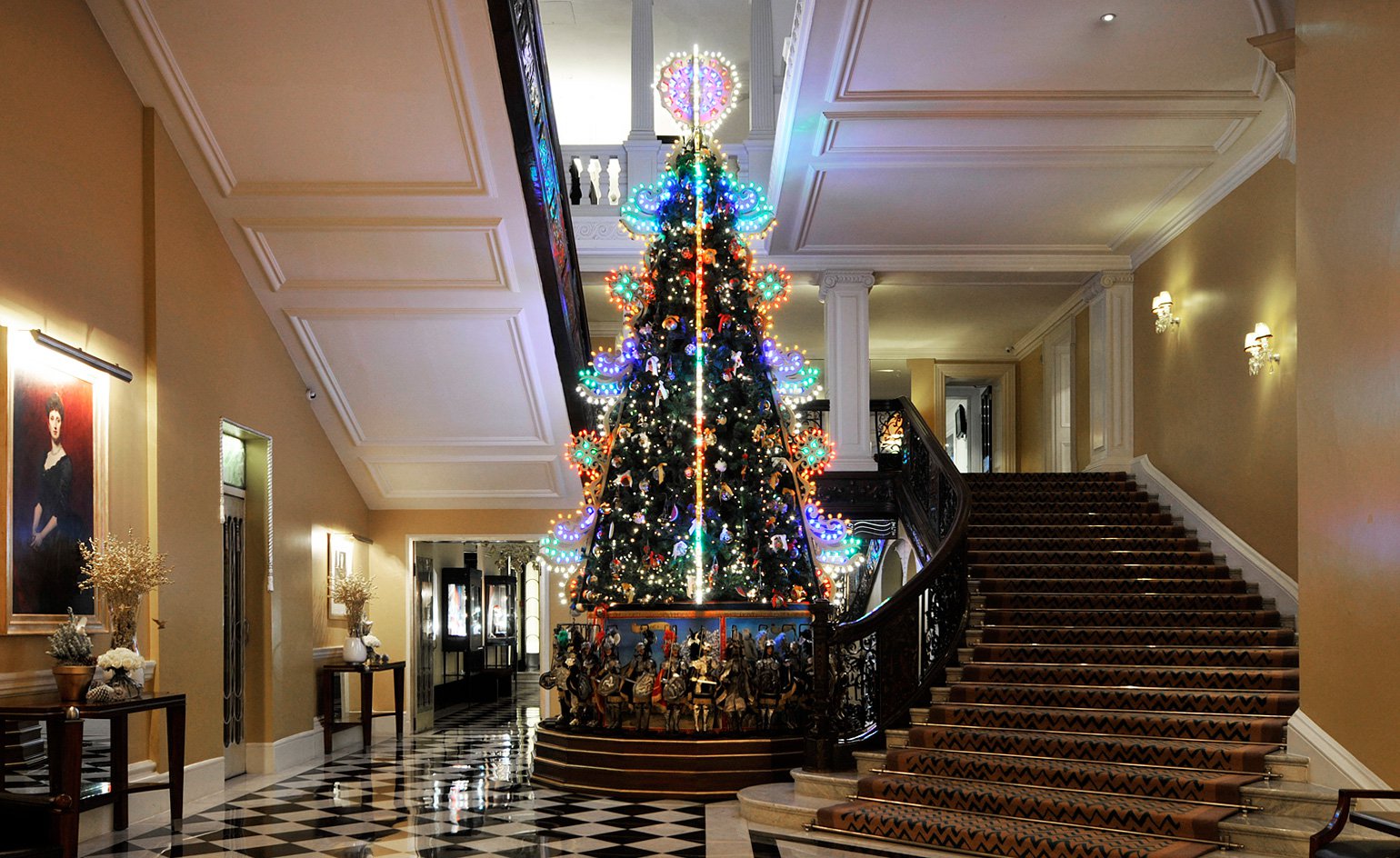 倫敦時尚人士每年聖誕節必看的名門聖誕樹在此！蘋果首席設計師出手Claridge’s酒店聖誕布置！_(11).jpg