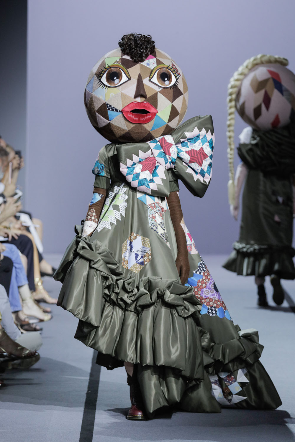 超現實大頭娃娃入侵秀場！時尚藝術家Viktor_Rolf打造行動娃娃凝聚團結力量23.JPG
