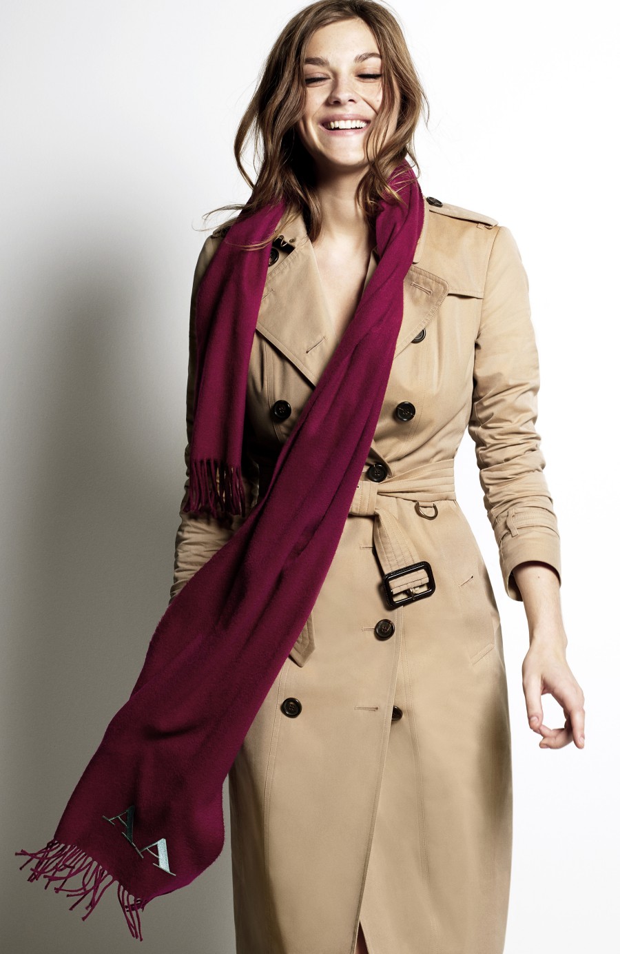 Burberry_Scarf_Styling_-_The_Bandana_step_one_featuring_Amber_Anderson.jpg