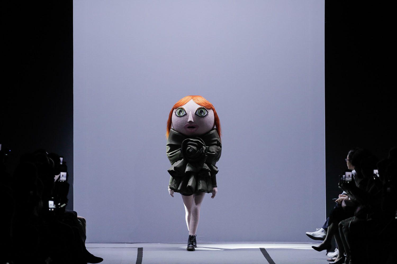 超現實大頭娃娃入侵秀場！時尚藝術家Viktor_Rolf打造行動娃娃凝聚團結力量1.JPG