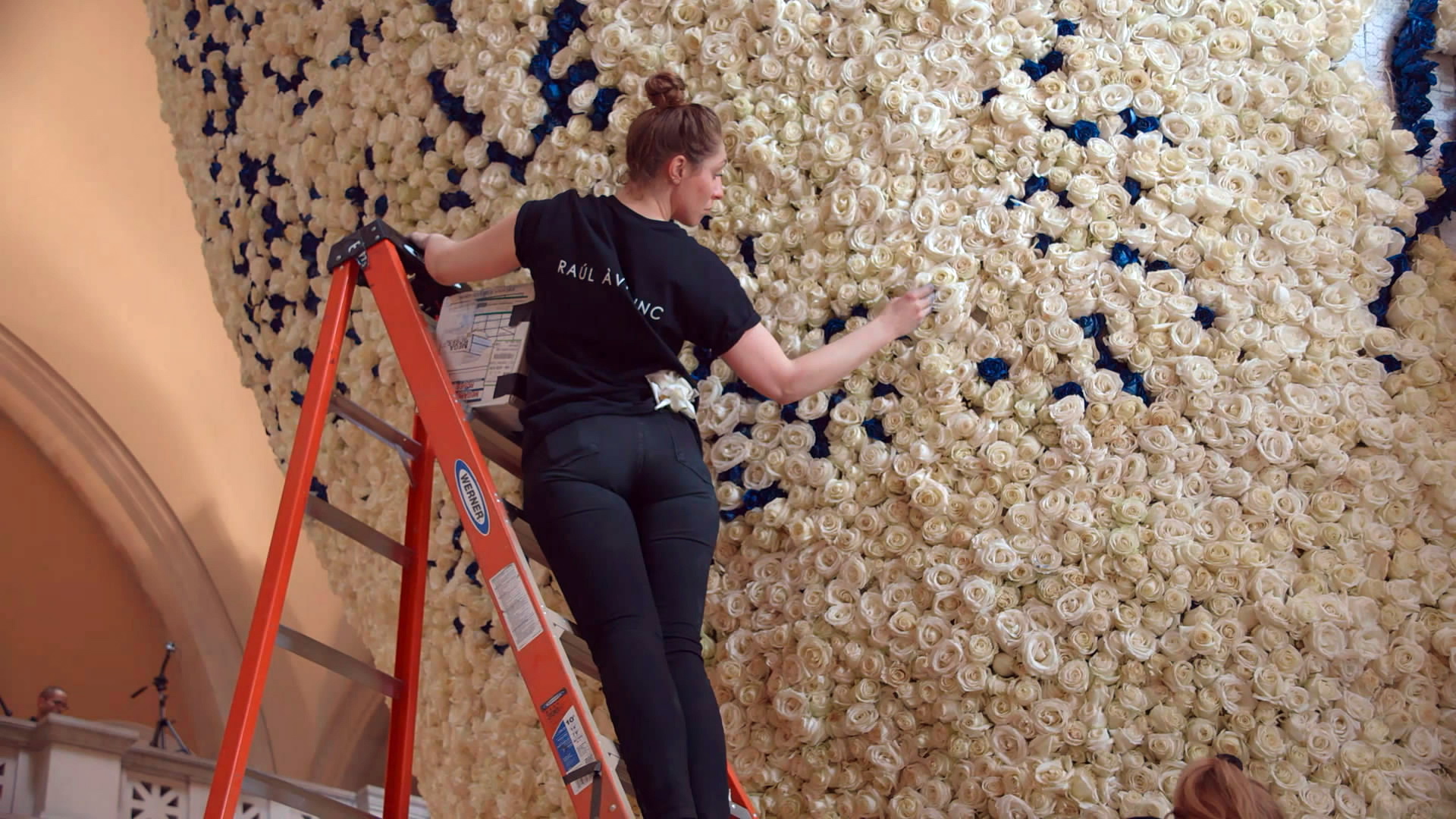 巴茲魯曼《時尚惡魔的盛宴》打造數層樓高的「青花瓷瓶」需求25萬朵玫瑰花，掃空當天全紐約市的白玫瑰.jpg