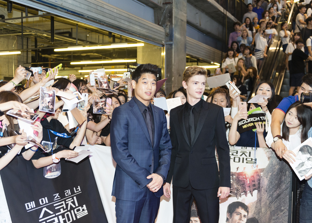 《移動迷宮：焦土試煉》首爾首映_兩位男星更對大方與粉絲互動，自拍、簽名通通來者不拒3.jpg