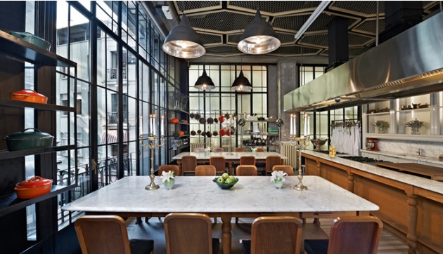 座落於伊斯坦堡繁華市區的水族箱咖啡店_The_House_Cafe針對各都會區的工作性質做店內的色彩調整.jpg