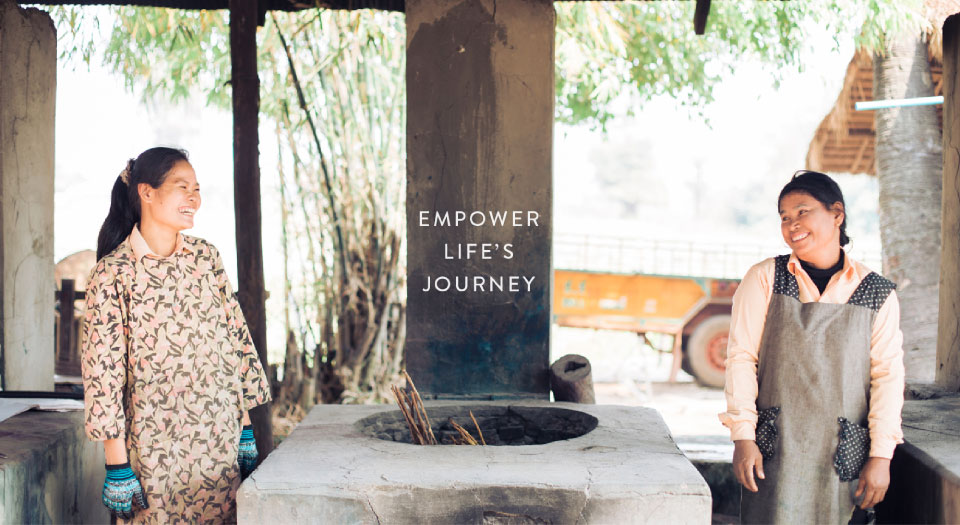 藉由社區工廠的訓練，讓這些來自貧窮與面臨家庭議題挑戰的婦女們展開新的人生旅程，迎向更有自信的未來（photo by SUSU）