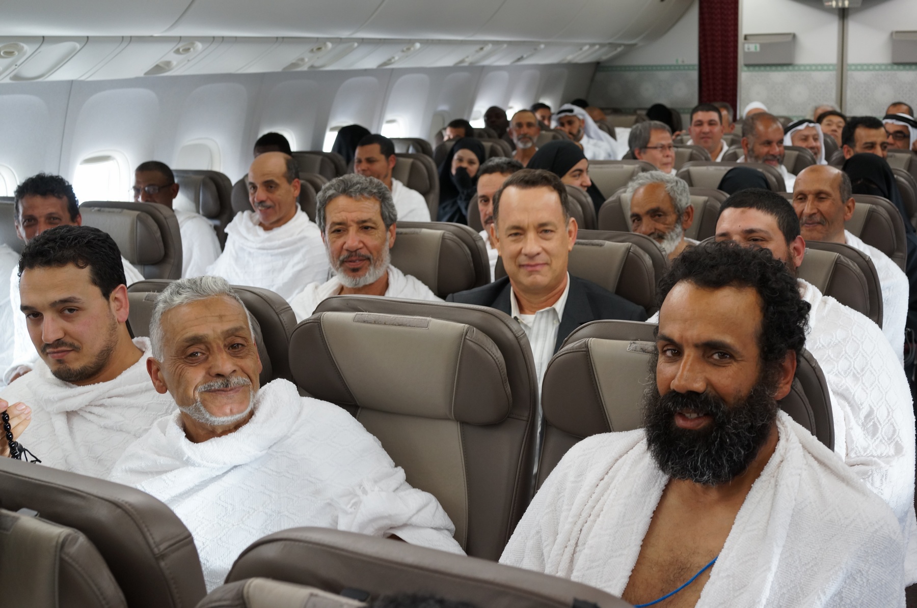 001【梭哈人生】工作照_湯姆漢克斯（中）這次也有搭飛機場面，跟一群阿拉伯人齊坐畫面逗趣.jpg