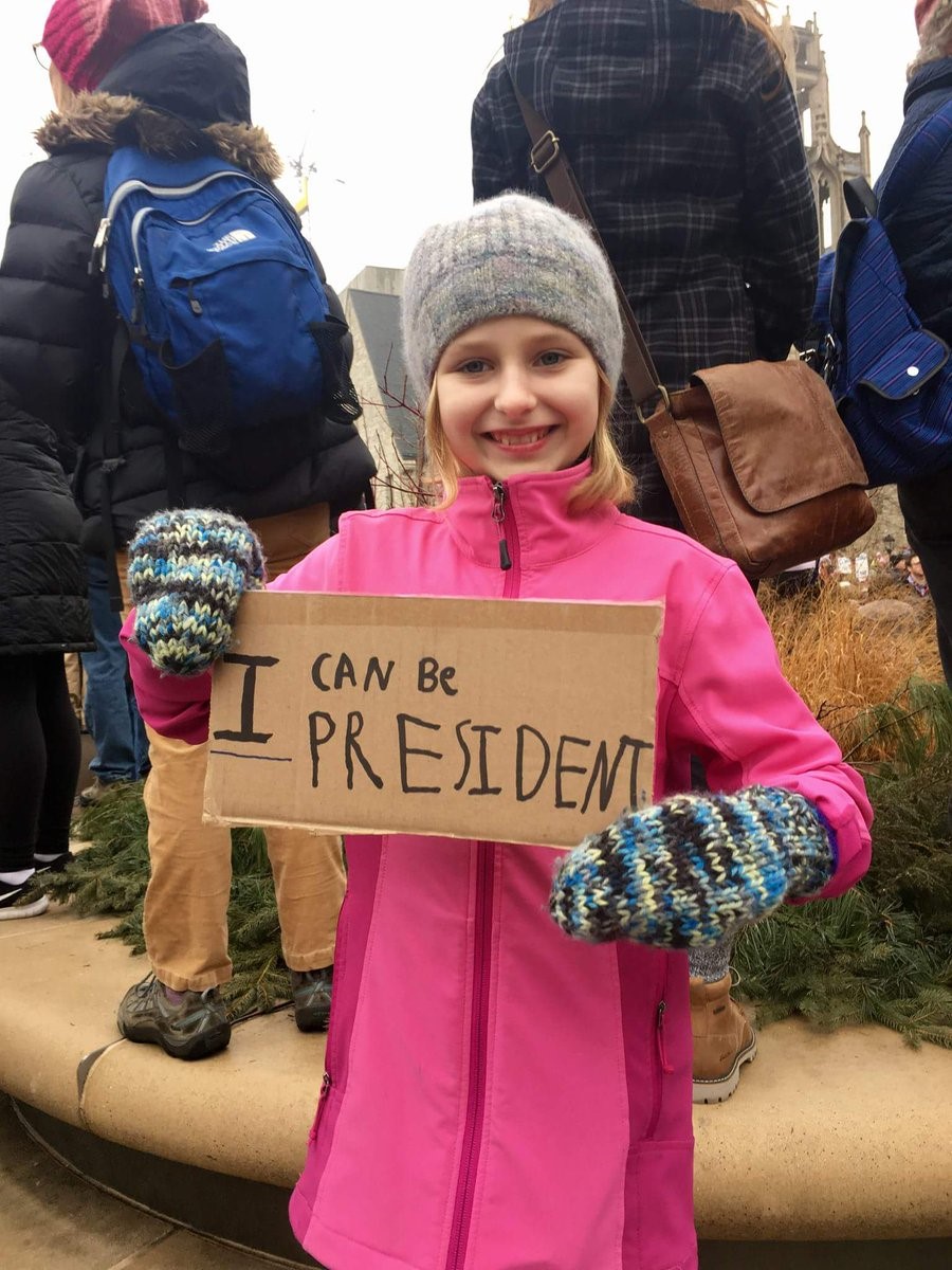 女性大遊行抗議標語「我也可以當總統」。圖取自Twitter。.jpg