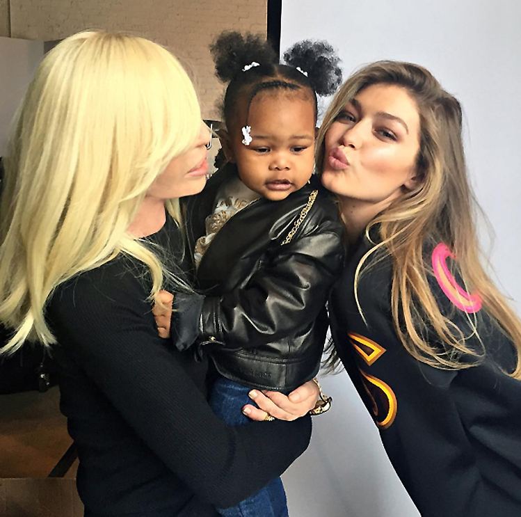 Karlie_Kloss、Gigi_Hadid拍攝Versace秋冬形象樂當媽　網友抱怨畫面實在「太過夢幻」_(9).jpg