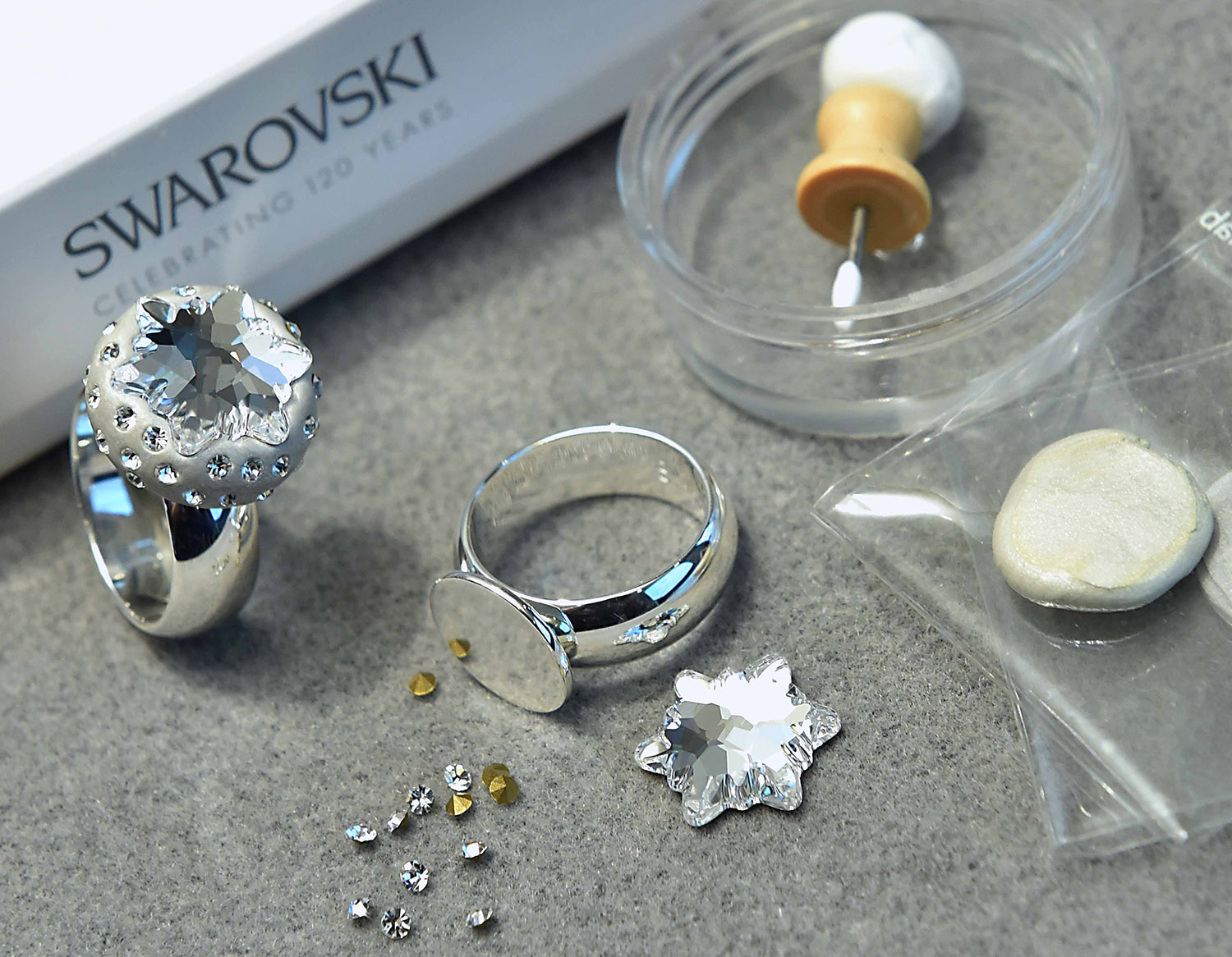 以120年元素_-_雪絨花打造的DIY水晶戒指，消費者也可在展期間體驗水晶創作帶來的樂趣.jpg