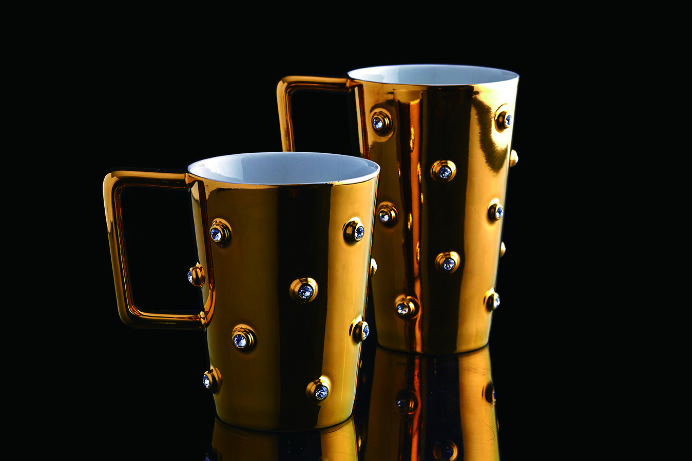 金色吉星晶鑽馬克杯，為施華洛世奇紀念特展限定，結合傳統陶瓷工藝與當代創意設計，展現兩個品牌源源不斷的活力。.jpg