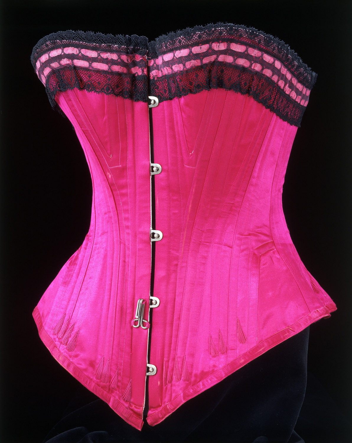 1890-1895年代英國以沙典布和棒槌蕾絲手工製成的粉紅馬甲Corset_1890-1895_c_Victoria_and_Albert_Museum_Londons.jpg