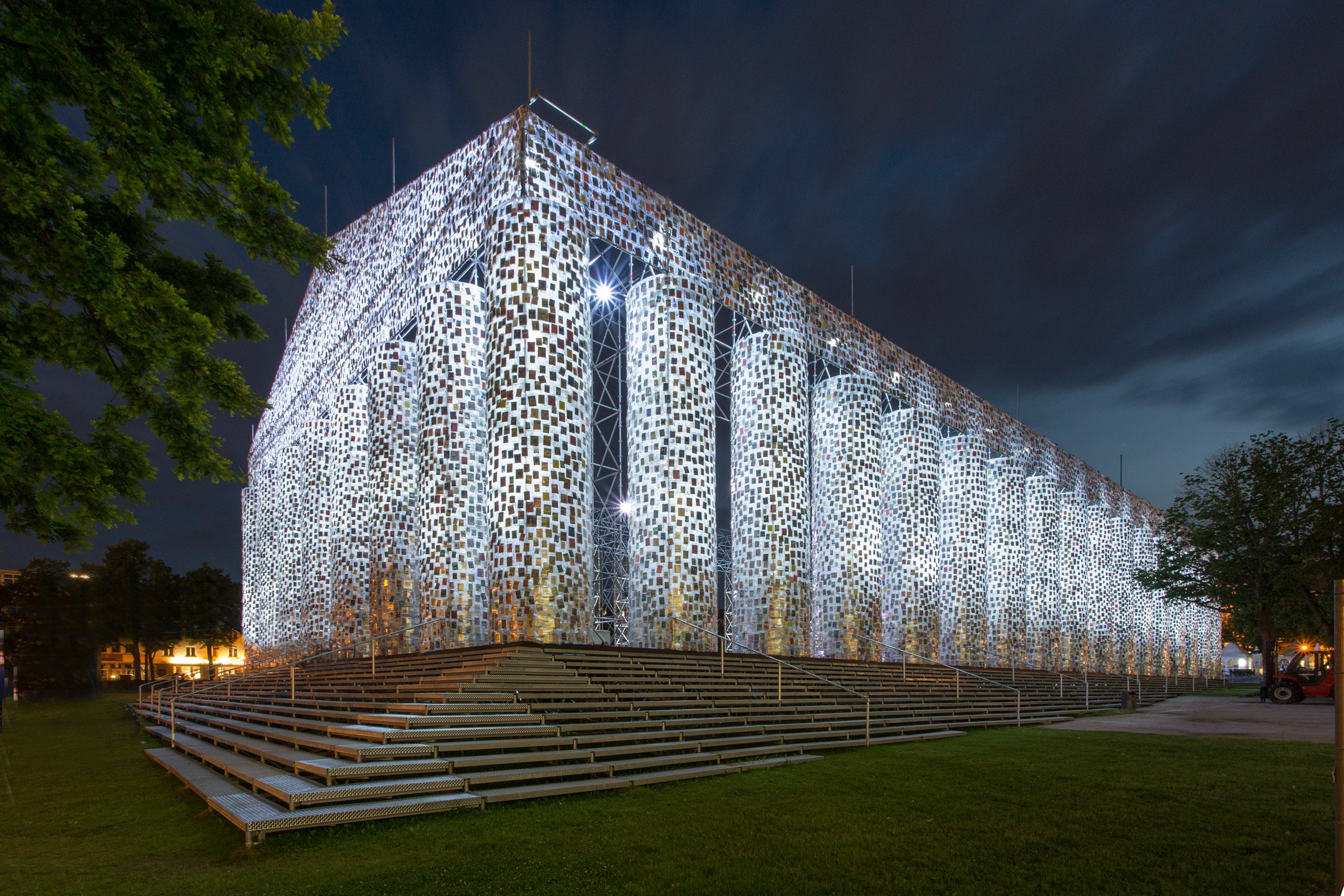 反對思想箝制！阿根廷藝術家用10萬本「禁書」打造如帕德嫩神殿般建築.jpg