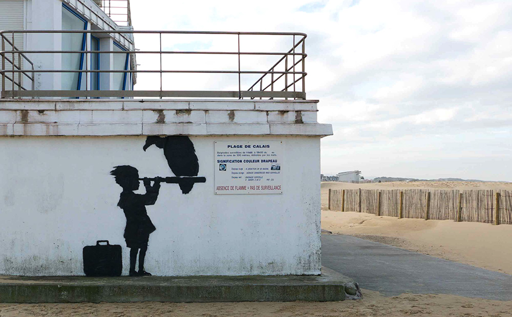 孩子拿望遠鏡眺望英國。圖取自Banksy。.jpg