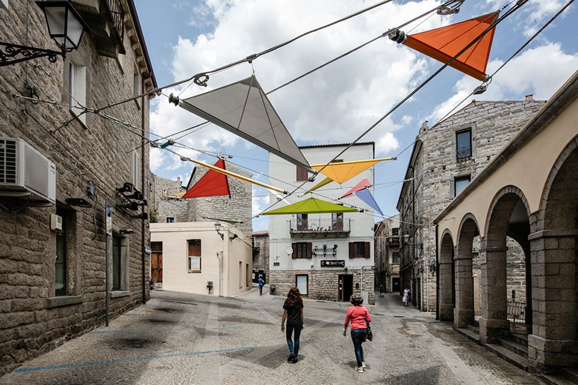 義大利薩丁尼亞島捲動的空中三角帆布，由普立茲克獎得主玩出質樸的繽紛趣味！_(4).jpg