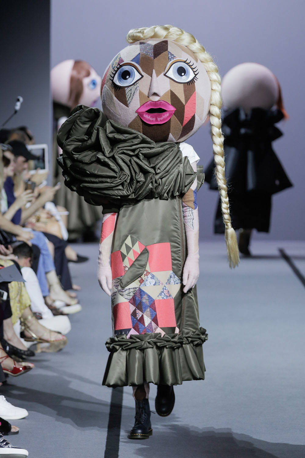 超現實大頭娃娃入侵秀場！時尚藝術家Viktor_Rolf打造行動娃娃凝聚團結力量21.JPG