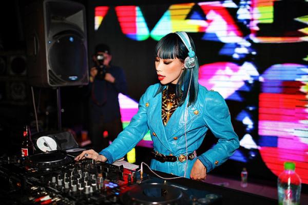 【改燥】來自日本的奇女子Yulia「號稱日版Lady_Gaga」才華爆棚！音樂DJ、服裝設計、專欄寫作._._(10)_.jpg