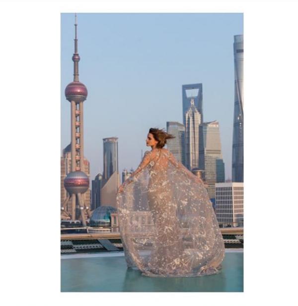 仙女降臨！艾瑪華森面對上海東方明珠翩翩起舞　果然是貨真價實的迪士尼公主！3.jpg