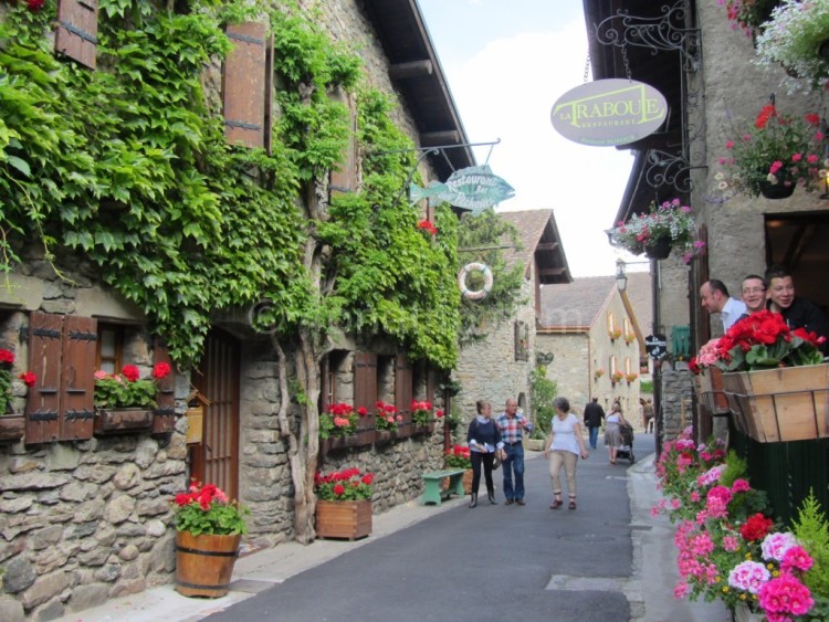 莫內選擇終老的城鎮也在內！法國公認最美的4個「鮮花小鎮」_(11).jpg