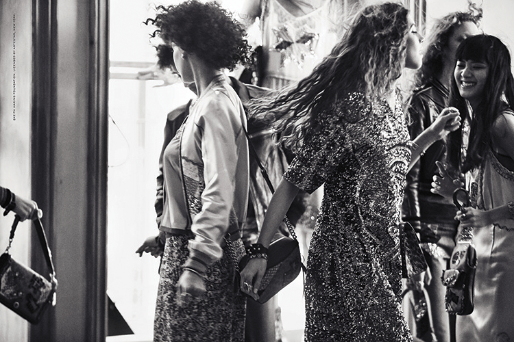 時尚品牌滿載藝術感的春訊_Keith_Haring塗鴉搖身成Coach核心元素_Dior邀名模Sasha_Pivovarova形象廣告中作畫(1).png