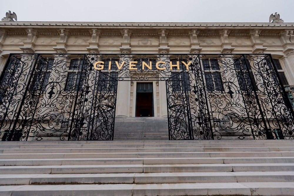 Givenchy成為首個在19世紀建築_Palais_de_Justice辦秀的品牌.jpg