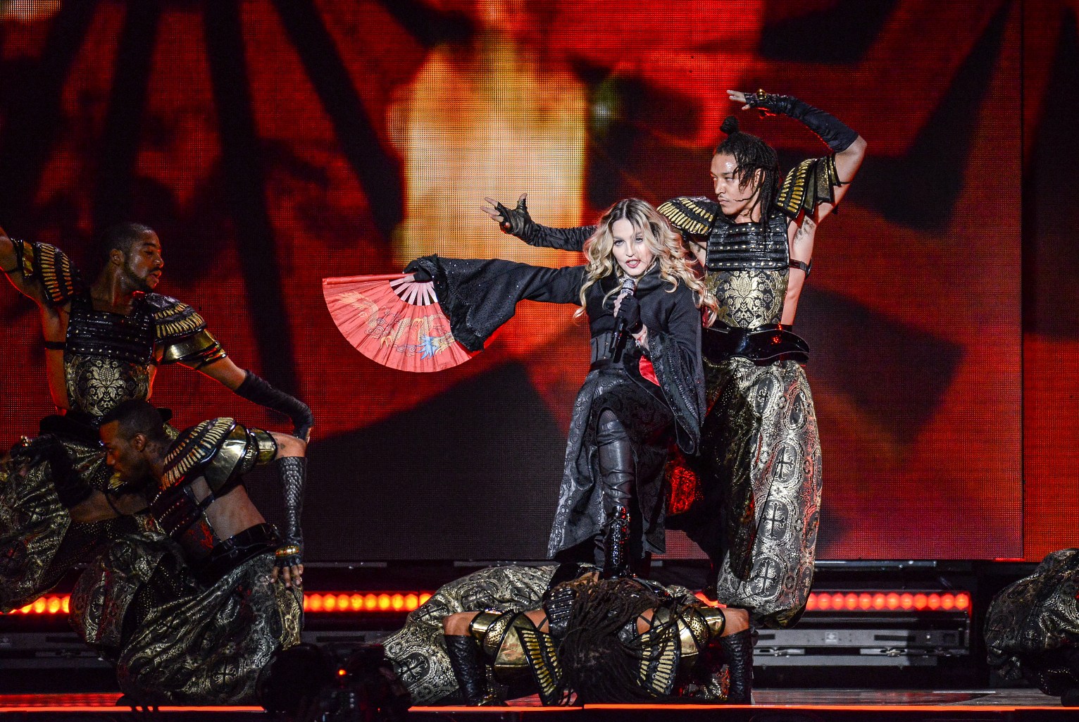 瑪丹娜《心叛逆》亞洲巡迴首站嗨翻小巨蛋！_流行女皇大秀中文「謝謝台北」3.jpg