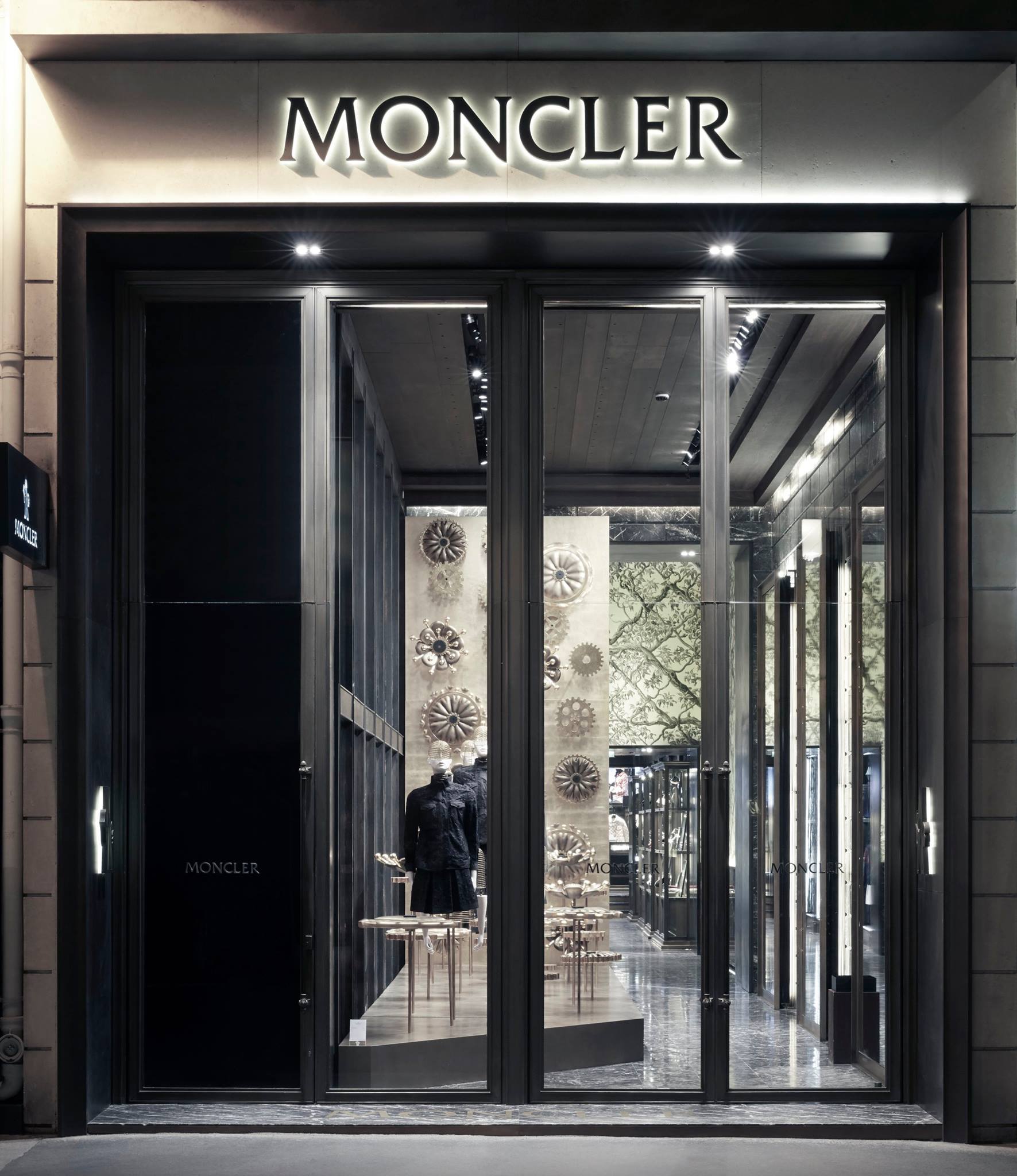 法國羽絨衣之王Moncler旋風持續席捲全球_執行長：展店計畫是攸關品牌未來的關鍵5.jpg