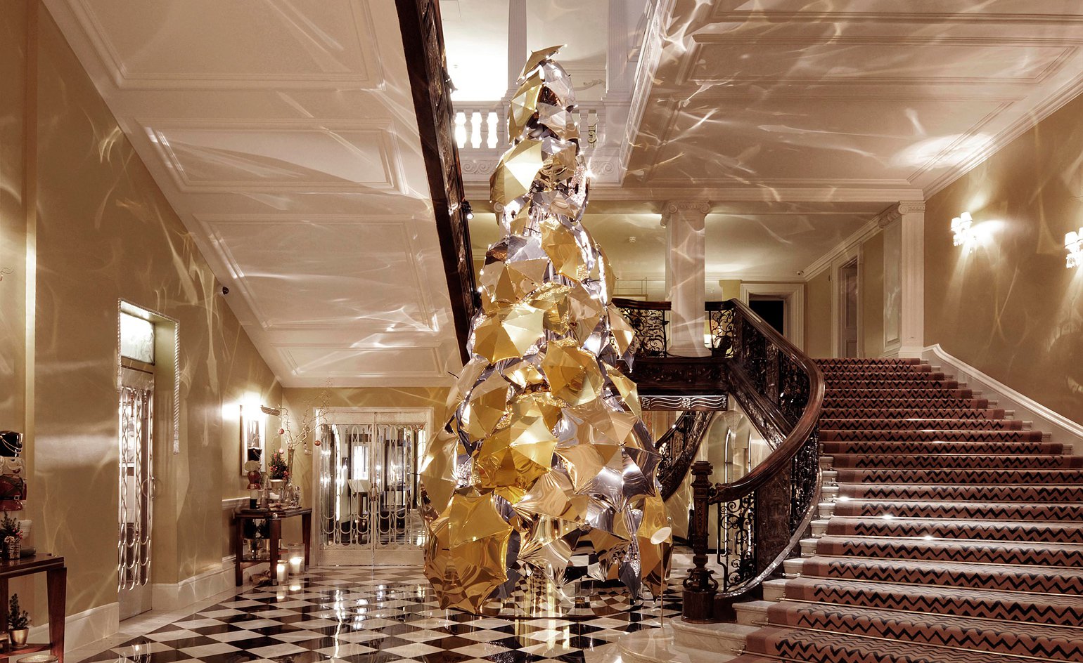 倫敦時尚人士每年聖誕節必看的名門聖誕樹在此！蘋果首席設計師出手Claridge’s酒店聖誕布置！_(8).jpg