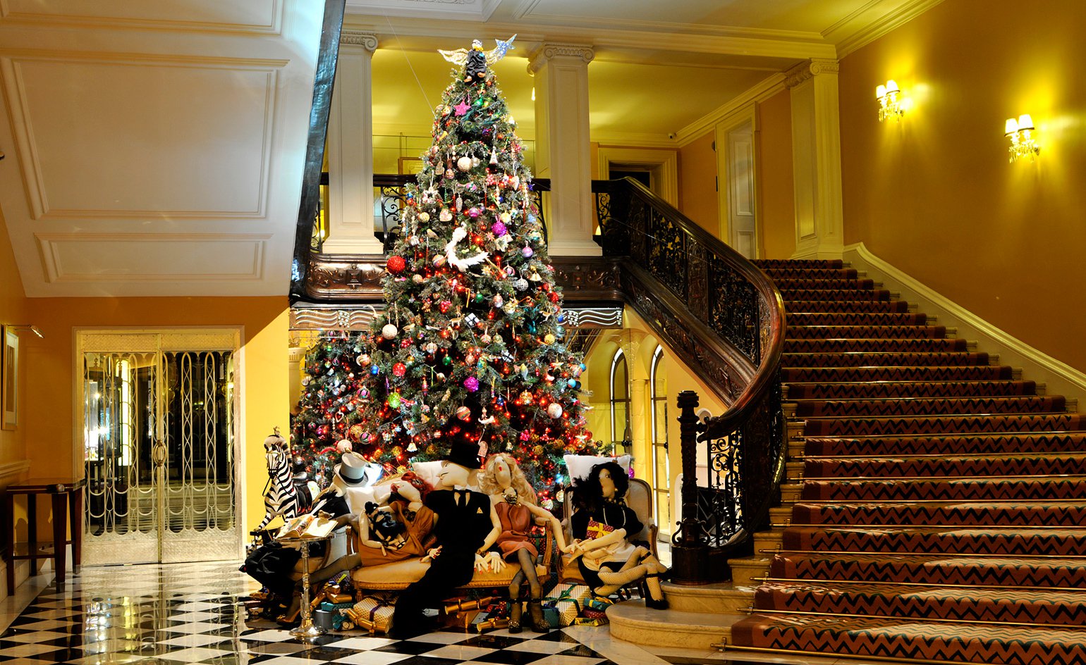 倫敦時尚人士每年聖誕節必看的名門聖誕樹在此！蘋果首席設計師出手Claridge’s酒店聖誕布置！_(9).jpg