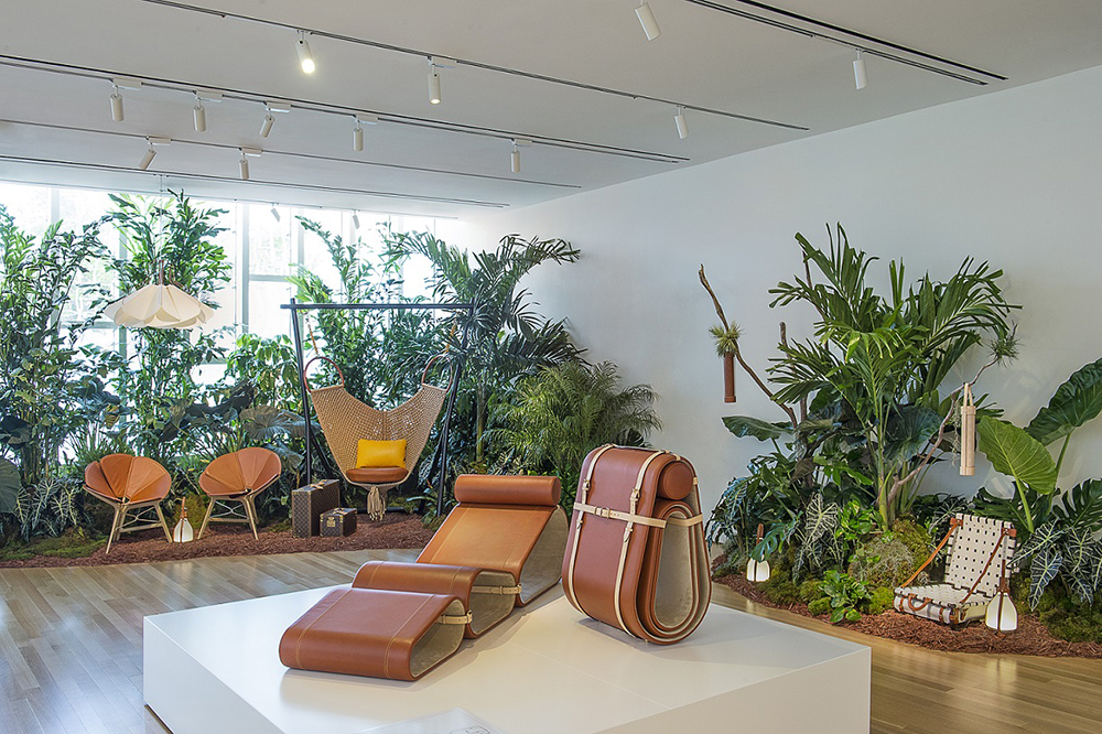 Louis_Vuitton攜手設計師Marcel_Wanders打造可攜式摺疊躺椅_稱其為「一片能張能收的移動綠洲」_2.jpg