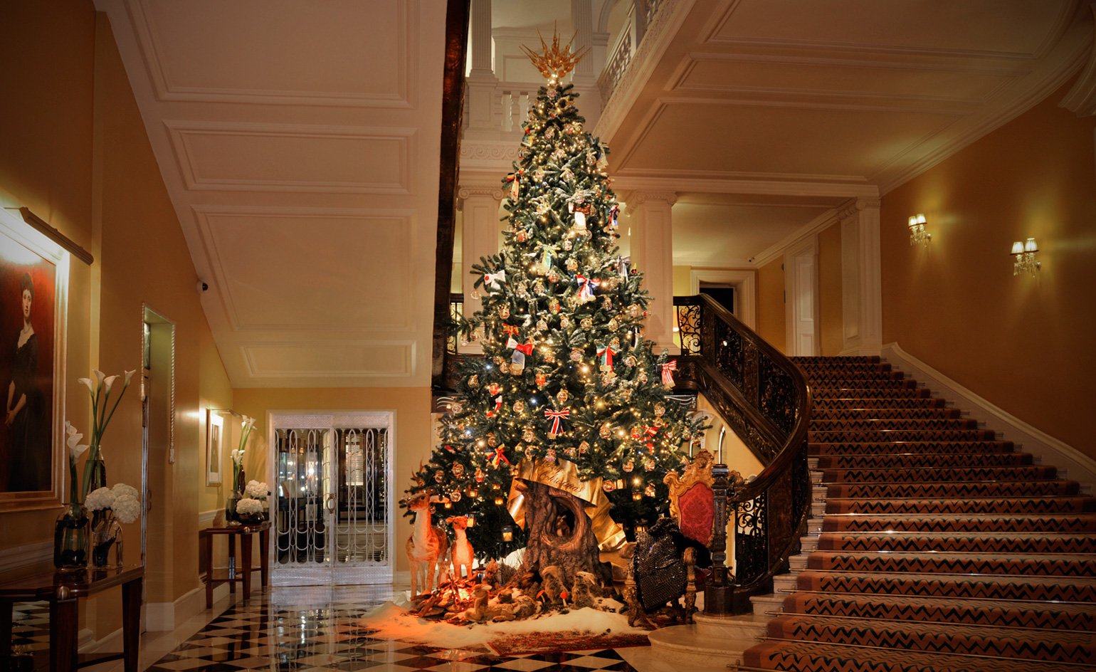 倫敦時尚人士每年聖誕節必看的名門聖誕樹在此！蘋果首席設計師出手Claridge’s酒店聖誕布置！_(10).jpg