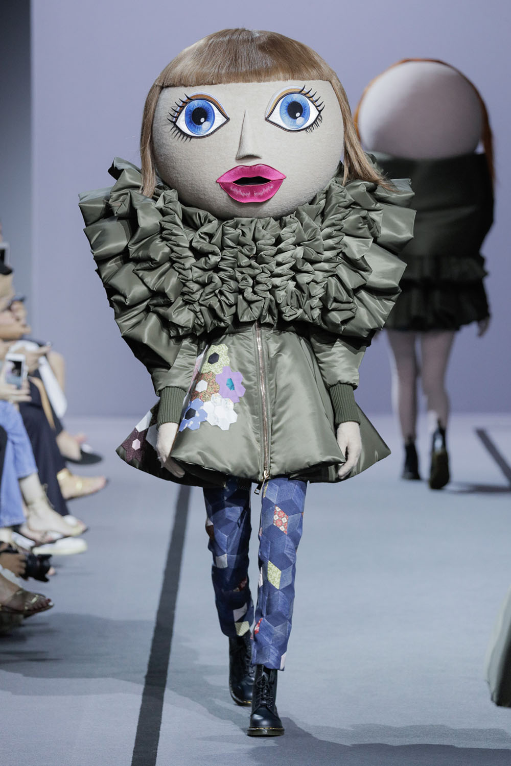 超現實大頭娃娃入侵秀場！時尚藝術家Viktor_Rolf打造行動娃娃凝聚團結力量4.JPG