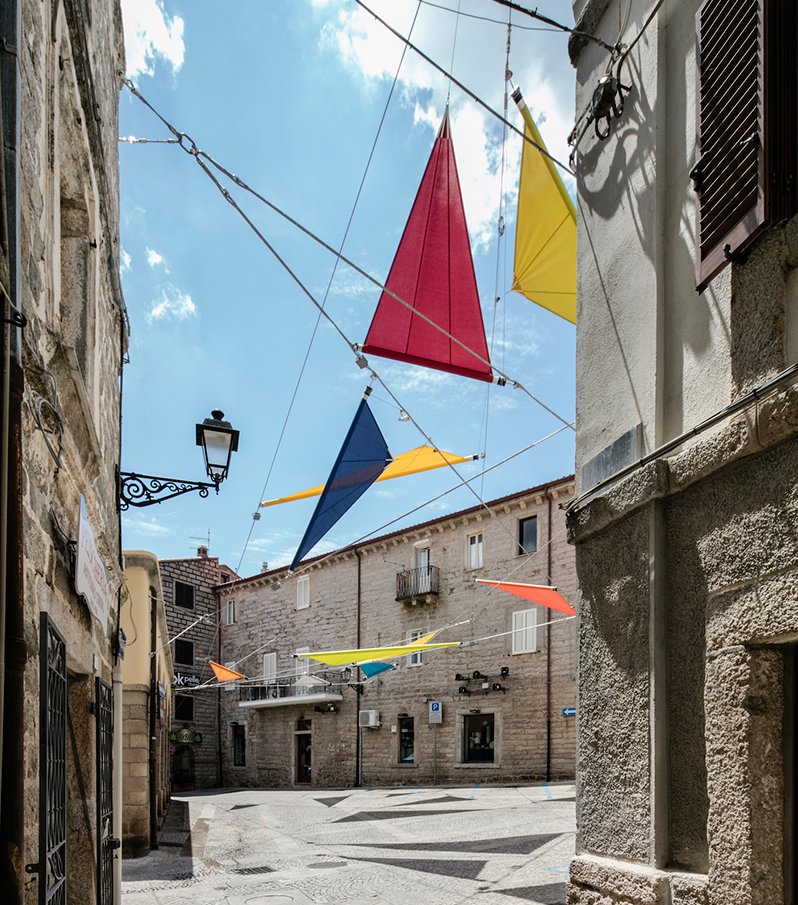 義大利薩丁尼亞島捲動的空中三角帆布，由普立茲克獎得主玩出質樸的繽紛趣味！_(6).jpg