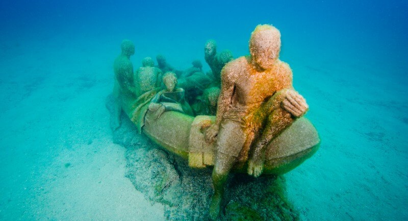 (對比)雕塑已經被海洋生物覆蓋。圖／取自Facebook。.jpg